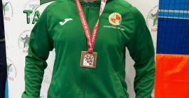 Hugo Quesada Segovia, con la medalla.