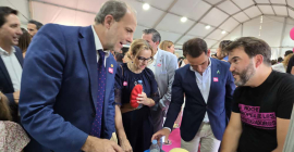 El Rector, en uno de los stand de al Feria de la UJA. 