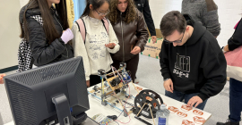 Impartición de un taller, en el marco de la Semana de la Ciencia 2025, en Linares