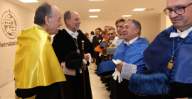 Saluda a representantes institucionales.