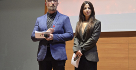 Los presentadores, Chema Trujillo y Cristina Mediero, durante la Gala 'Abecedario Solidario' 2025