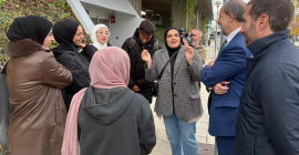 Nicolás Ruiz y José Ignacio Jiménez, con los estudiantes llegados de la Franja de Gaza.