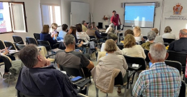 Sesión del taller 'Mayores con wifi', en Andújar