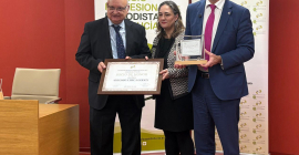 El Rector de la UJA, junto con la presidenta de la Asociación de la Prensa de Jaén, Ana Sola, y el periodista Antonio Checa.