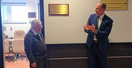 Vicente Salvatierra y Nicolás Ruiz, tras descubrir la placa.