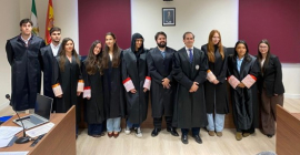 D. Fernando Garzón y estudiantes de la Clínica Jurídica en la Sala de simulación de juicios (De izquierda a derecha: Rubén Sánchez Martínez, Lucas Giménez Bartolomé, Ana Belén Gea García, Daniela Segura Liébanas, Carmen Carretero Lobo, Asmaa Charaa Radouane, Emilio Miguel Ortiz Chavez, D. Fernando Garzón, Raquel López Maldonado, María Camila Rodríguez Piedrahita y Flor Muñoz Barranco.
