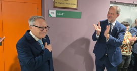 Pedro Galera, tras el descubrimiento de la placa, junto a Nicolás Ruiz.