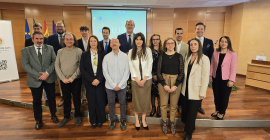 Foto de familia con integrantes del centro y otros representantes institucionales.
