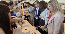 Visita a uno de los stands.