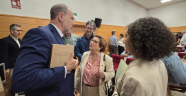 Nicolás Ruiz charla al principo del acto con Mª Dolores Rincón.