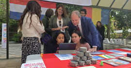 El Rector Nicolás Ruiz, en uno de los stand.