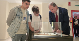 Un momento de la visita a la exposición.