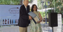 Luis Vañó hace entrega del premio a la investigadora Magdalena Martínez Cañamero.