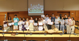 Integrantes del Aula de Debate, con los diplomas recibidos.