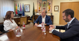 Terisa C. Riley, Nicolás Ruiz y José Ignacio Jiménez, durante la reunión mantenida en el Rectorado.