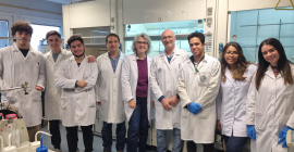 Justo Cobo y Sofía Salido, junto con el resto de investigadores de su grupo.