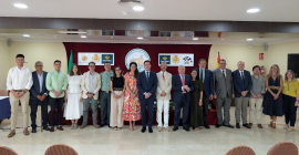 Representantes institucionales, académicos y organizadores de los cursos.