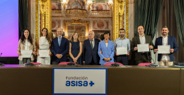 Foto de responsables de grupos que han recibido las ayudas por parte de ASISA.
