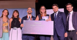 Entrega de premio al mejor equipo al Aula de Debate de la UJA.