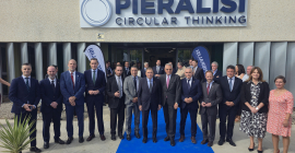 Foto de familia de representantes institucionales y de Pieralisi.