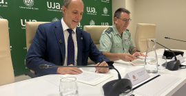 Firma del acuerdo por parte del Rector Nicolás Ruiz y el teniente coronel Francisco José Lozano.