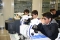 Estudiantes observan al microscopio una de las muestras. 