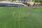 Los niños y niñas forman las iniciales de la Escuela de Verano sobre el césped del campo de fútbol de la UJA.
