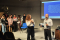 Rut González, directora del Colegio Almadén, haciendo entrega de lo recaudado a Ernesto Del Moral, de Pídeme la luna.