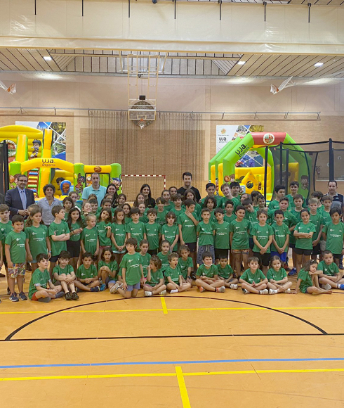 Foto de familia con los participantes en las Escuelas Deportivas de Verano de la UJA en Jaén.