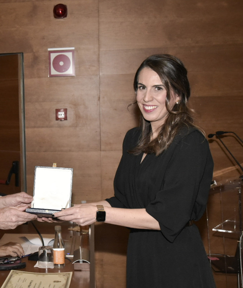 Entrega del premio a la investigadora de la UJA Macarena Espinilla.