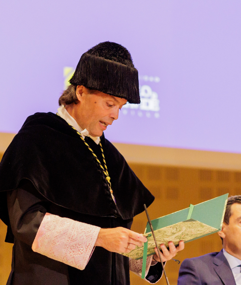 Paco Oliva, en la inauguración del curso universitario andaluz, con Juanma Moreno.