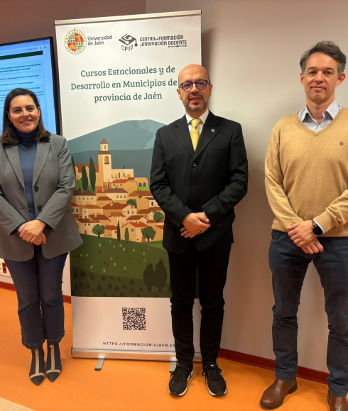María del Carmen Pegalajar, Francisco Roca y Miguel Ángel García, en la presentación de la convocatoria de cursos