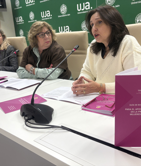Esther López, Pilar Fernández y Nieves Moyano, en la presentación de la guía.