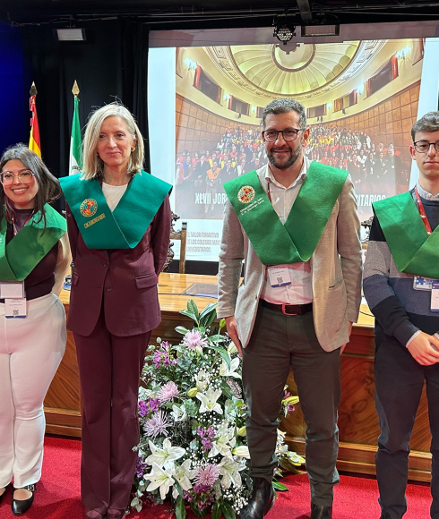 Mª Teresa Pérez Giménez y Rafael Moreno, en el centro, con los subdirectores colegiales del CM Domingo Savio