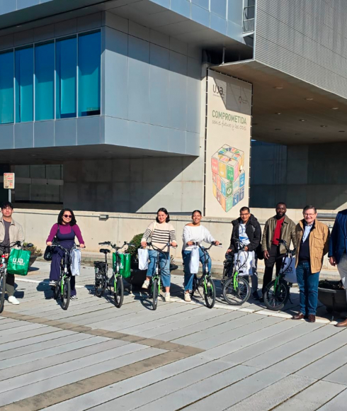 Acto de entrega de bicicletas eléctricas en el campus de Linares