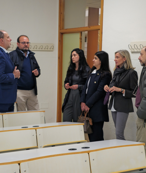 El Rector Nicolás Ruiz visita una de las aulas en las que se ha actuado.
