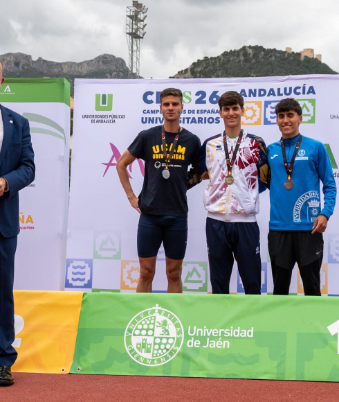El Rector de la UJA, tras la entrega de medallas a los ganadores de los 800 ml.