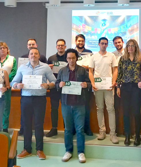 Representantes institucionales de la UJA, junto a algunos de los estudiantes premiados.