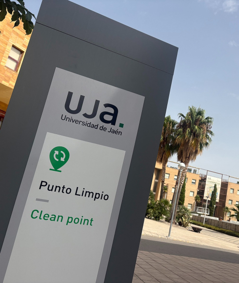 Punto limpio junto a la Plaza de los Pueblos en el Campus Las Lagunillas.