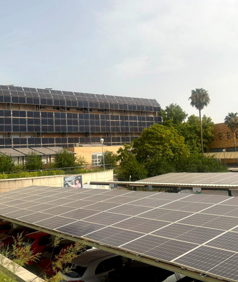 Instalación de placas fotovoltaicas en el aparcamiento y edificio B5 del Campus Las Lagunillas.