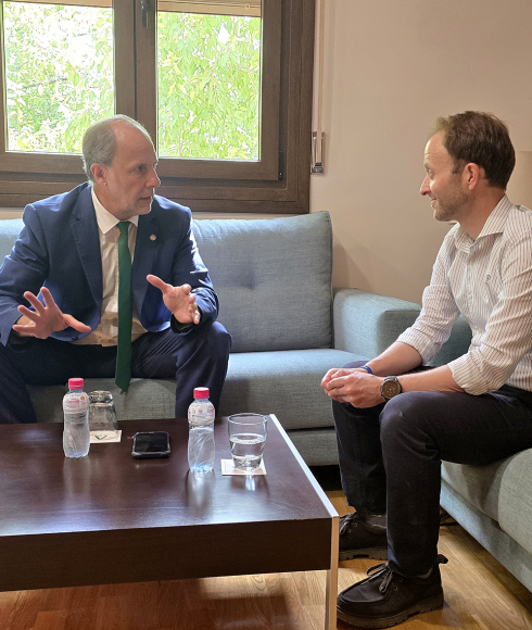 Reunión mantenida entre el Rector Nicolás Ruiz y Erik Domínguez.