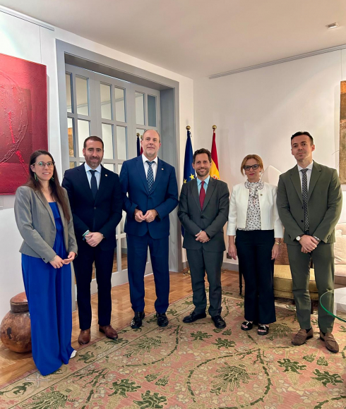 Delegación de la UJA, encabezada por el Rector, en la embajada de España en Pekín.