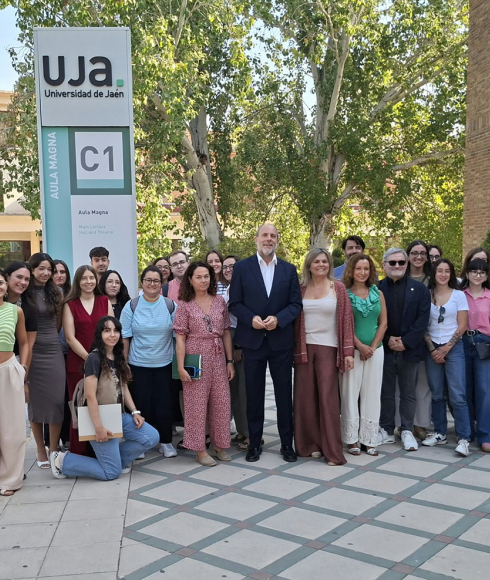 Foto de familia del Rector y el equipo del Vicerrectorado de Investigación y Transferencia del Conocimiento con el personal joven incorporado.
