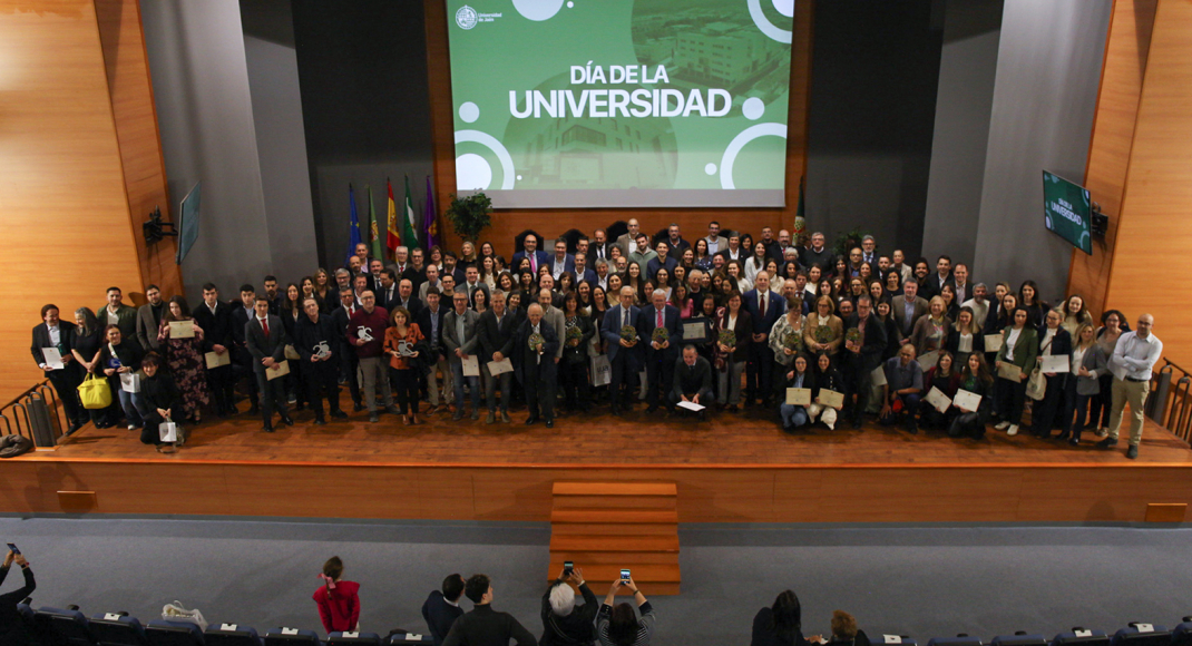 Foto de familia con representantes institucionales y premiados, del Día de la Universidad.