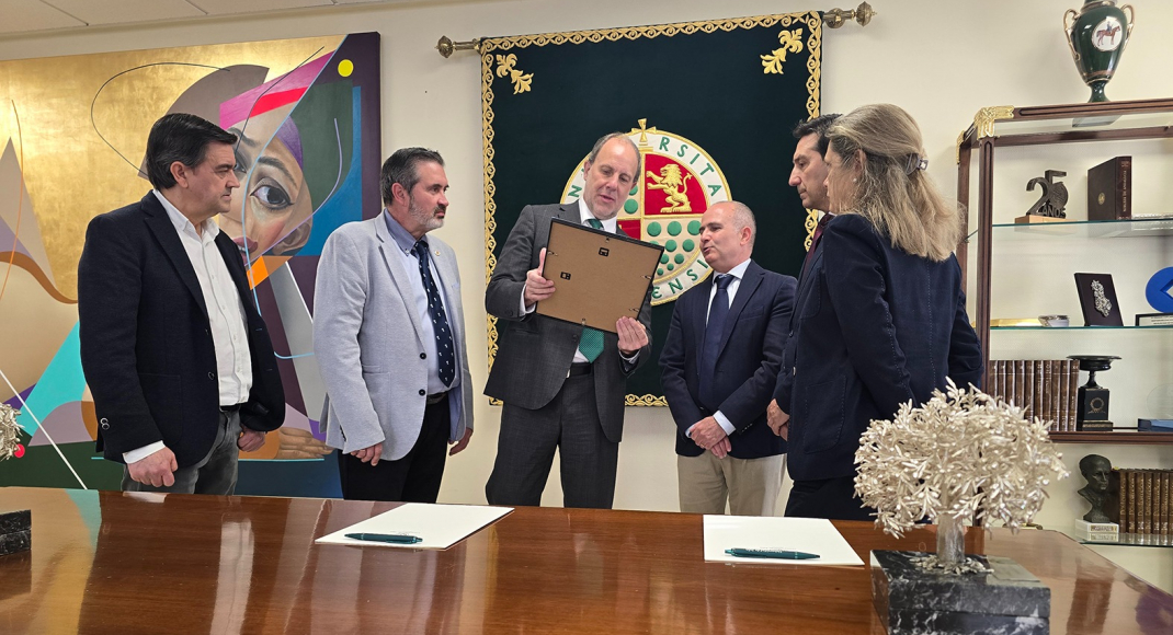 El Rector recibe la certificación de manos de Julio Hermana García, responsable de Comercialización de Certificación de Bureau Veritas Certification.
