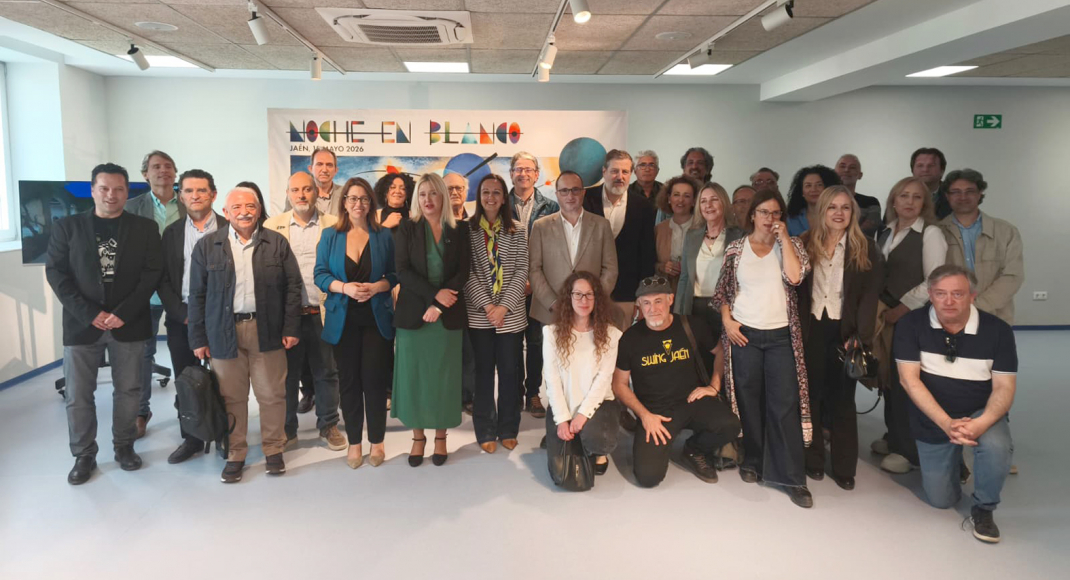 Foto de familia con representantes de instituciones organizadoras y colaboradoras.