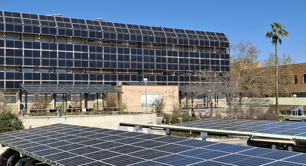 Placas fotovoltaicas en el Campus Las Lagunillas.
