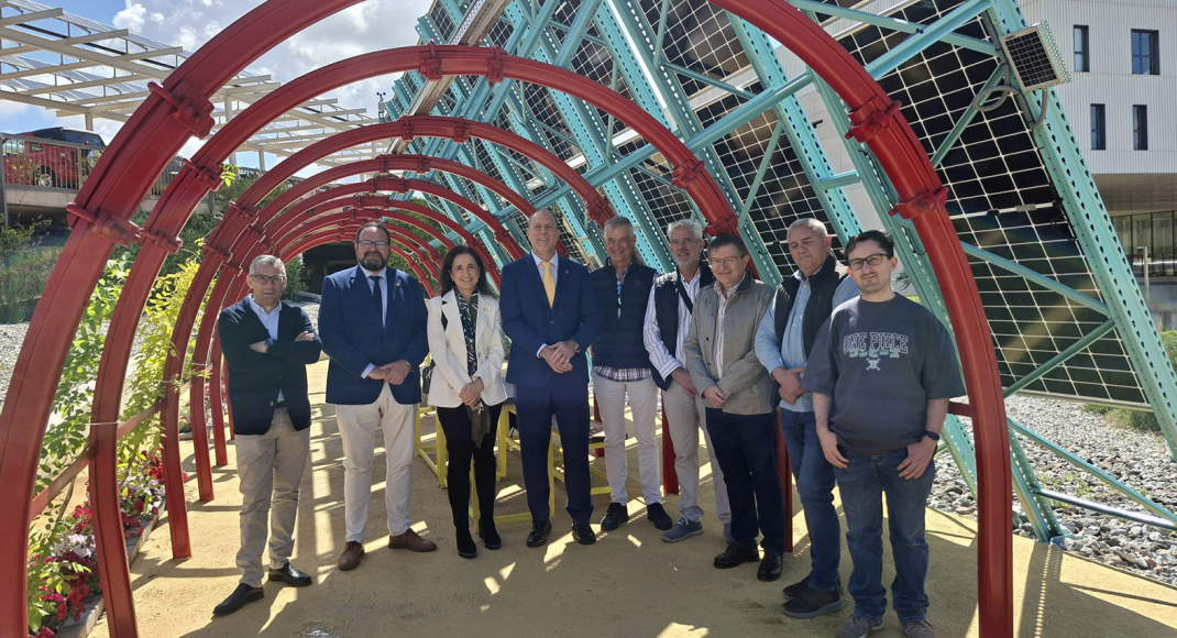 Responsables institucionales y del proyecto, en la instalación de 'Mobilete' en el Campus de Linares.