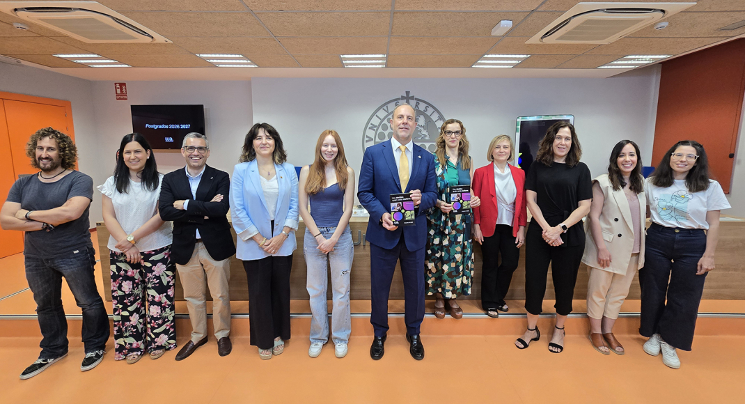 El Rector y la vicerrectora de Enseñanzas oficiales, con la protagonista del spot y responsables académicos y de centros.
