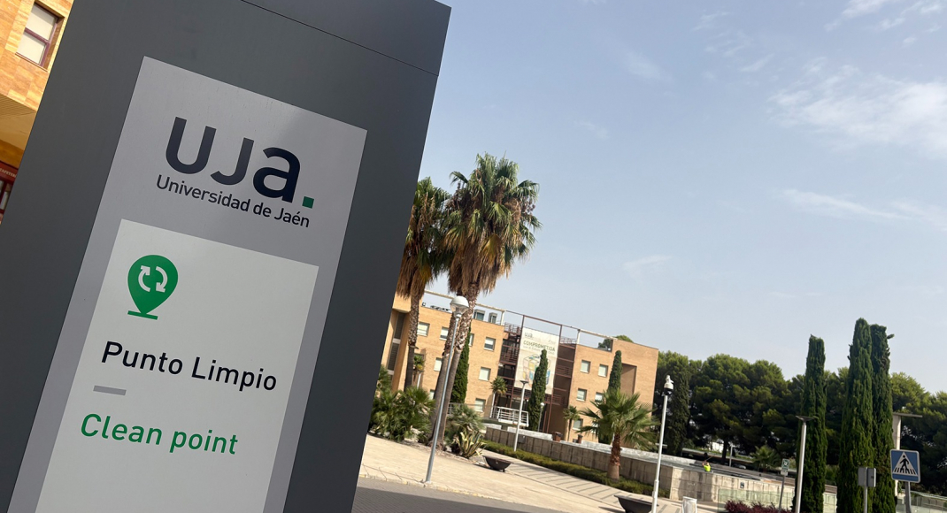 Punto limpio junto a la Plaza de los Pueblos en el Campus Las Lagunillas.